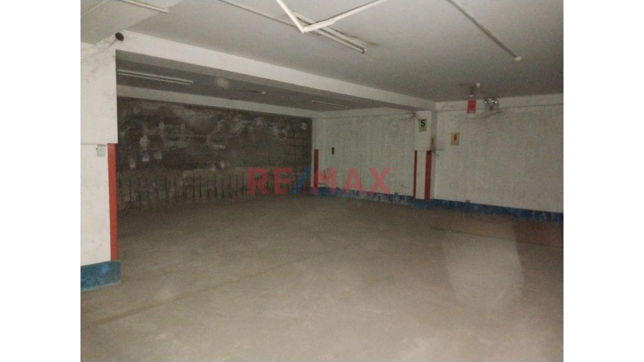 🏢 ¡Amplio Local Comercial En Alquiler - 9