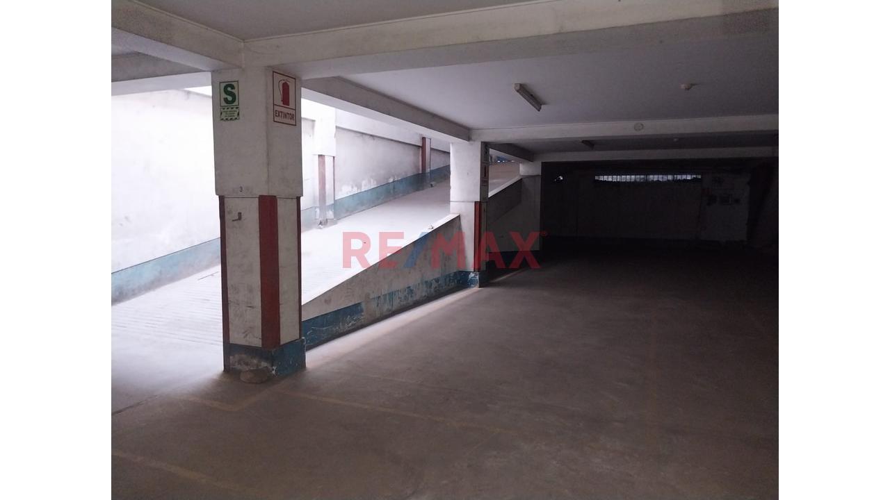 🏢 ¡Amplio Local Comercial En Alquiler - 15