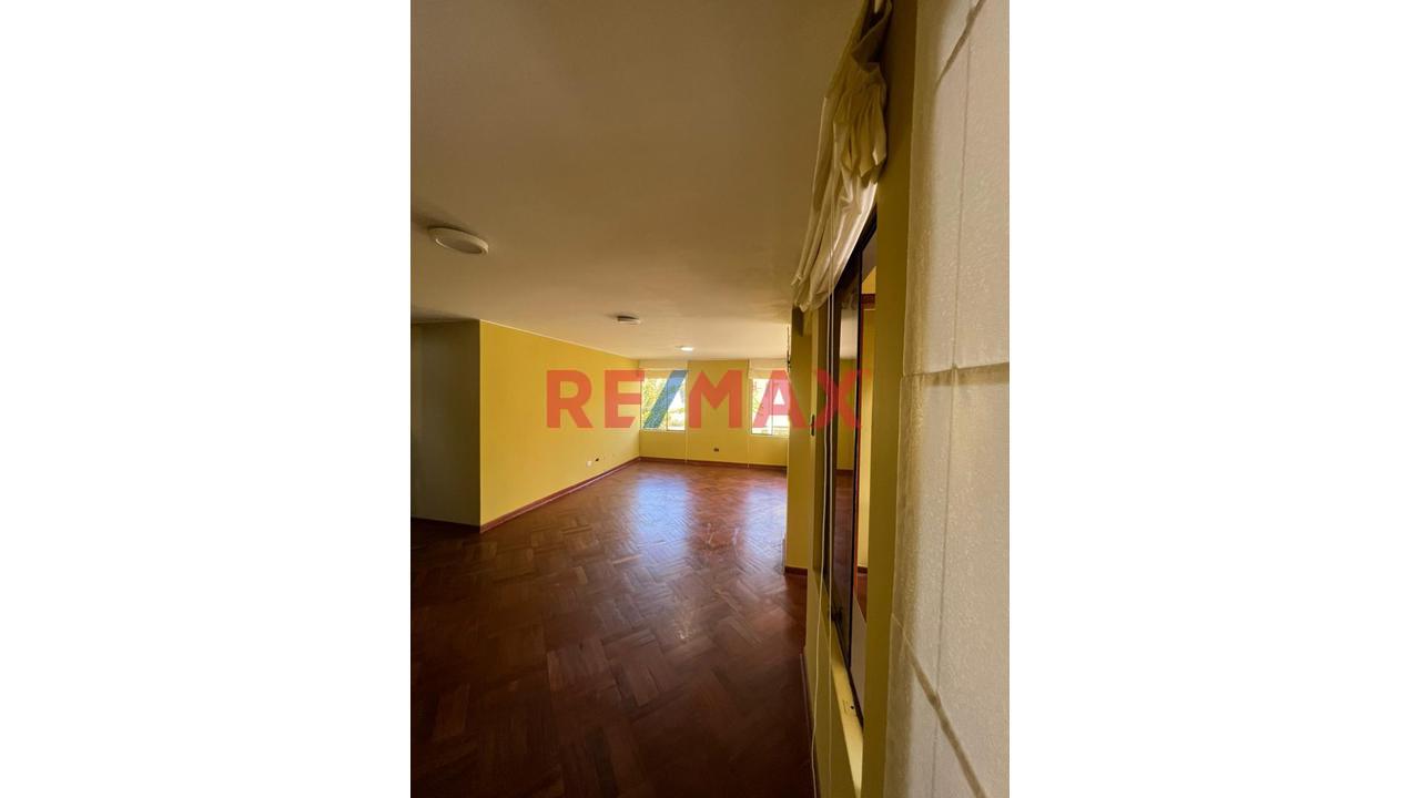 Venta De Amplio Departamento De 102 M² En La Perla Con Excelente Ubicación
