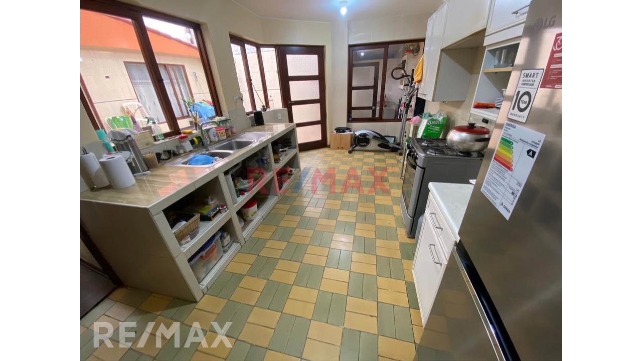 Alquilo Local Comercial En Primer Piso 216 M2 - El Ejercito, Miraflores - 11