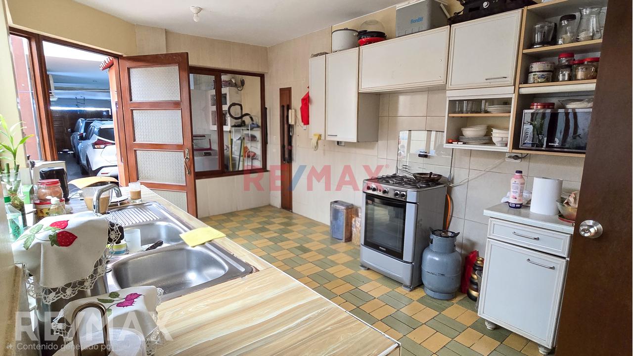 Alquilo Local Comercial En Primer Piso 216 M2 - El Ejercito, Miraflores - 10