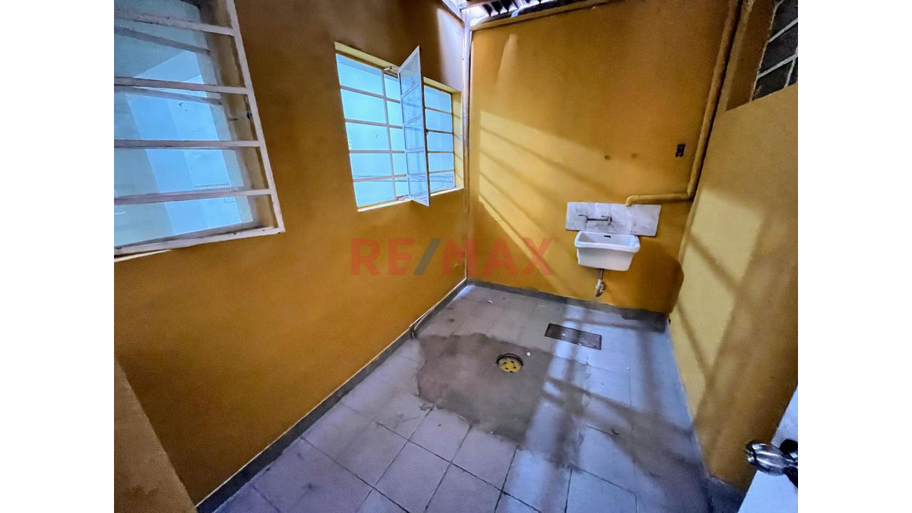 Gran Oportunidad De Alquilar En Linsidro!!.. Tu Oficina En Primer Piso De 90M2 Con 3 Ambientes - 13