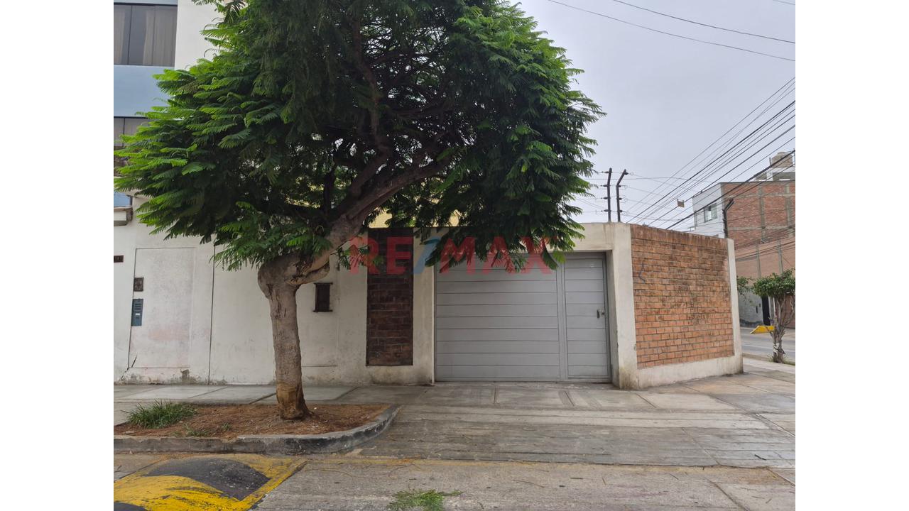 Casa de 5 dormitorios y 2 baños ubicado en Surquillo Casa de 5 dormitorios y 2 baños ubicado en Surquillo