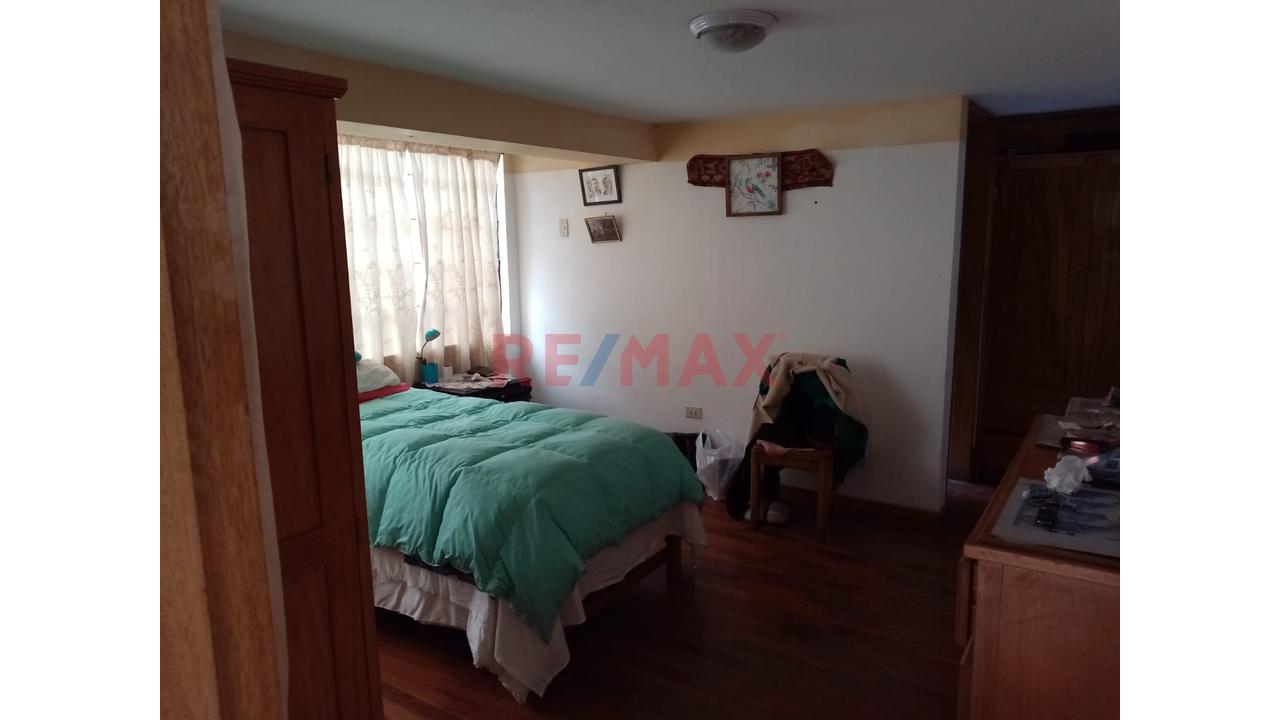 💥🏡 ¡Gran Oportunidad Para Inversionistas! Venta De Propiedad Frente Al Parque De 272M2 Doble Fachada En Urb. Larapa - 2