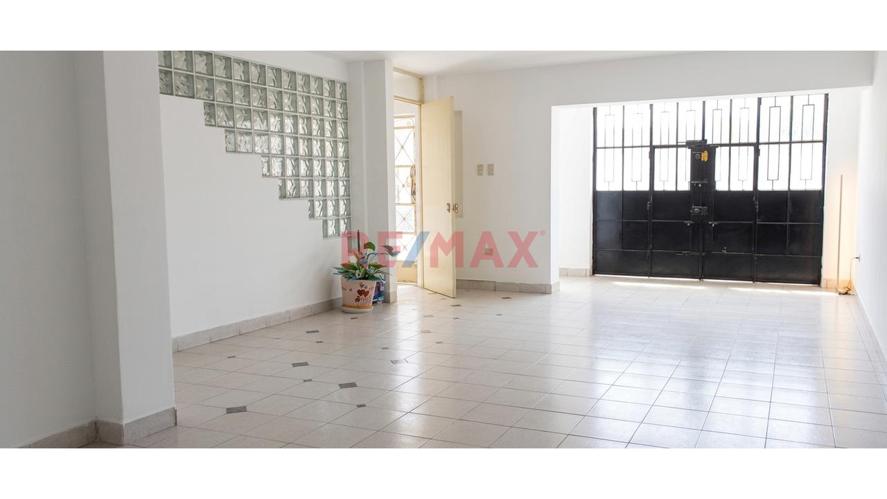 Se Alquila Local Amplio En San Juan De Miraflores *600 M2 *Todo El Edificio *3 Pisos Más Azotea *Ubicación Estratégica ´Sunarp *Municipalidad *Colegios - 2