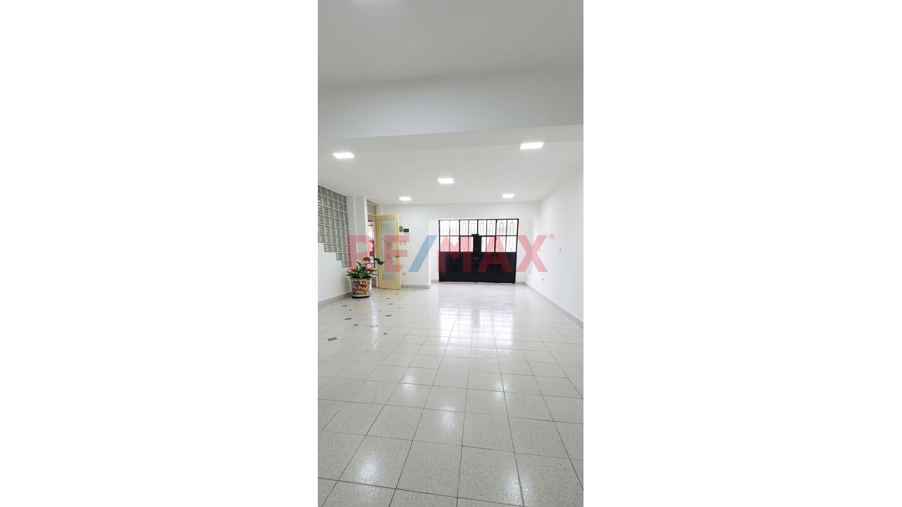 Se Alquila Local Amplio En San Juan De Miraflores *600 M2 *Todo El Edificio *3 Pisos Más Azotea *Ubicación Estratégica ´Sunarp *Municipalidad *Colegios - 3
