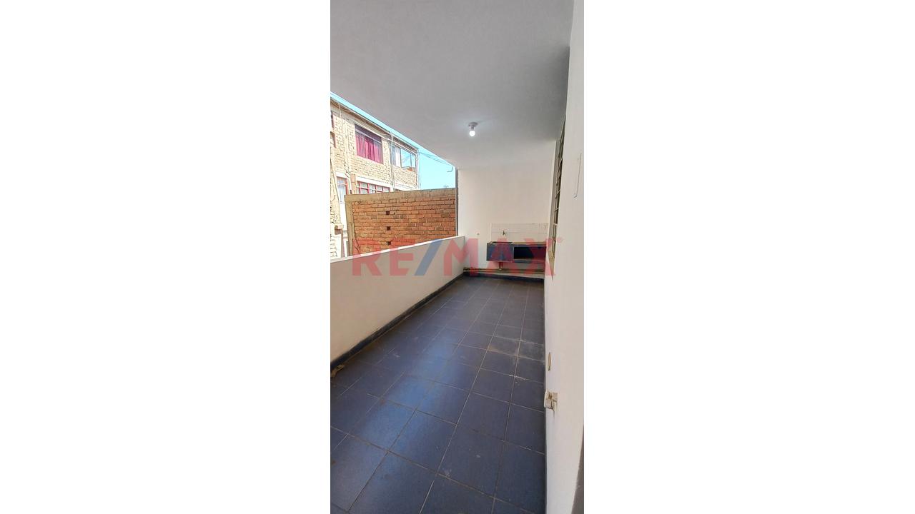 Se Alquila Local Amplio En San Juan De Miraflores *600 M2 *Todo El Edificio *3 Pisos Más Azotea *Ubicación Estratégica ´Sunarp *Municipalidad *Colegios - 7