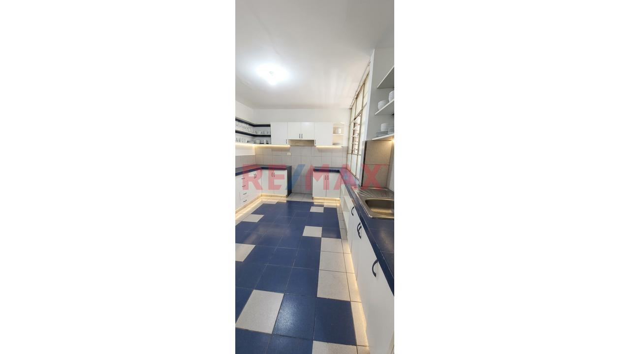 Se Alquila Local Amplio En San Juan De Miraflores *600 M2 *Todo El Edificio *3 Pisos Más Azotea *Ubicación Estratégica ´Sunarp *Municipalidad *Colegios - 6