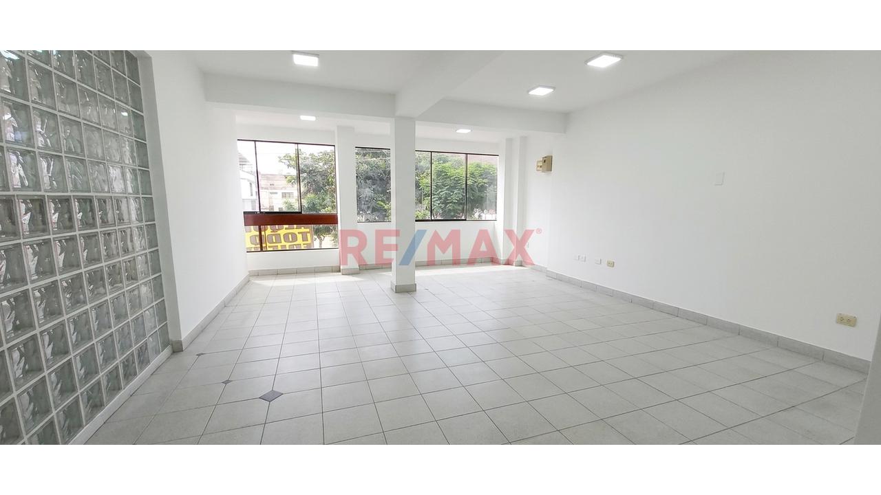 Se Alquila Local Amplio En San Juan De Miraflores *600 M2 *Todo El Edificio *3 Pisos Más Azotea *Ubicación Estratégica ´Sunarp *Municipalidad *Colegios - 11