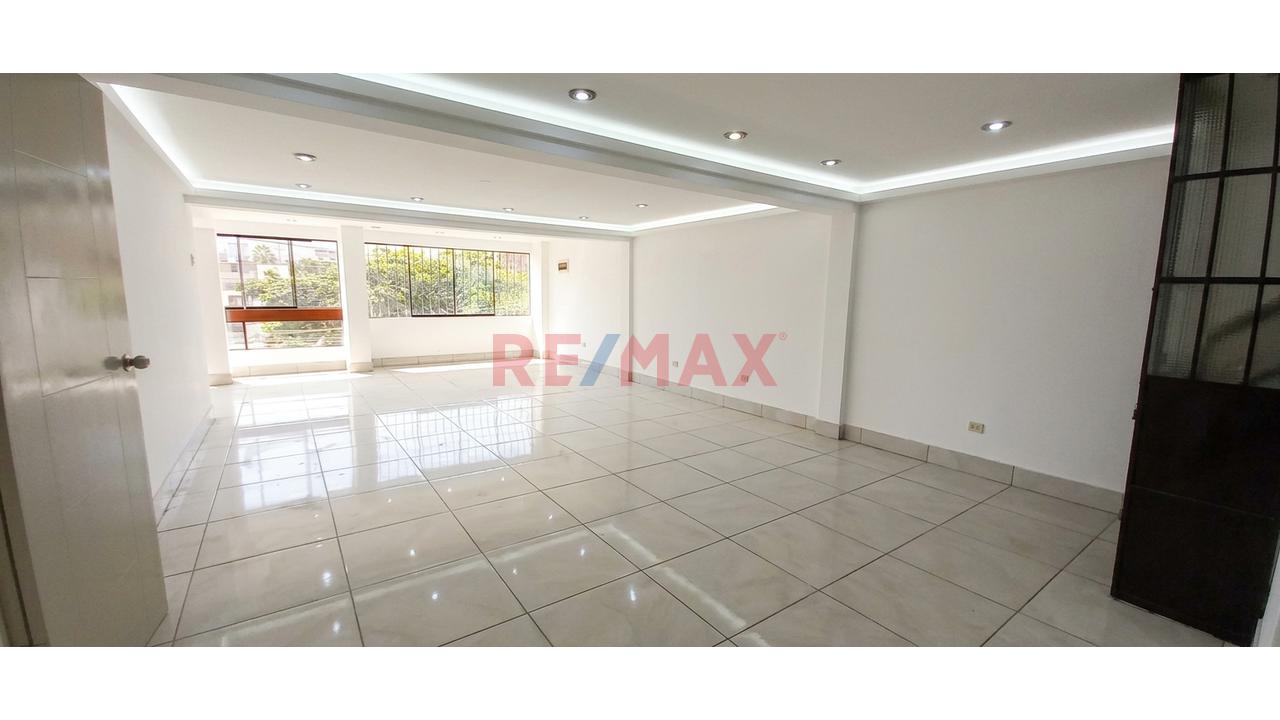 Se Alquila Local Amplio En San Juan De Miraflores *600 M2 *Todo El Edificio *3 Pisos Más Azotea *Ubicación Estratégica ´Sunarp *Municipalidad *Colegios - 16