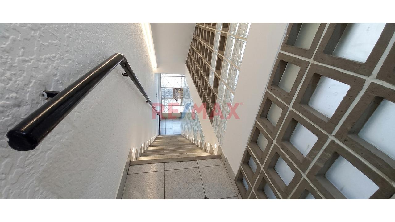 Se Alquila Local Amplio En San Juan De Miraflores *600 M2 *Todo El Edificio *3 Pisos Más Azotea *Ubicación Estratégica ´Sunarp *Municipalidad *Colegios - 9