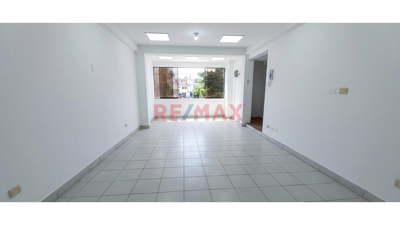Se Alquila Local Amplio En San Juan De Miraflores *600 M2 *Todo El Edificio *3 Pisos Más Azotea *Ubicación Estratégica ´Sunarp *Municipalidad *Colegios - 10