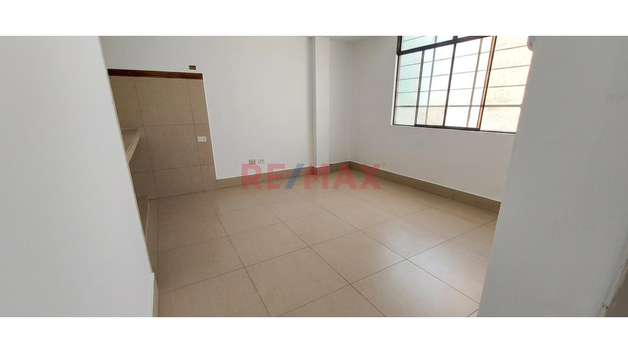 Se Alquila Local Amplio En San Juan De Miraflores *600 M2 *Todo El Edificio *3 Pisos Más Azotea *Ubicación Estratégica ´Sunarp *Municipalidad *Colegios - 18