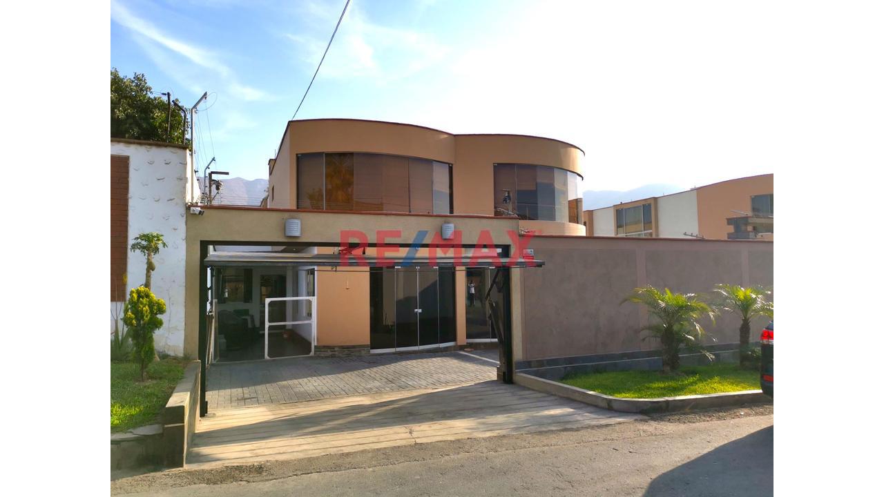 Venta De Exclusiva Casa En Sol De La Molina Con Piscina, 4 Suites Y Finos Acabados – 380 M² - 1