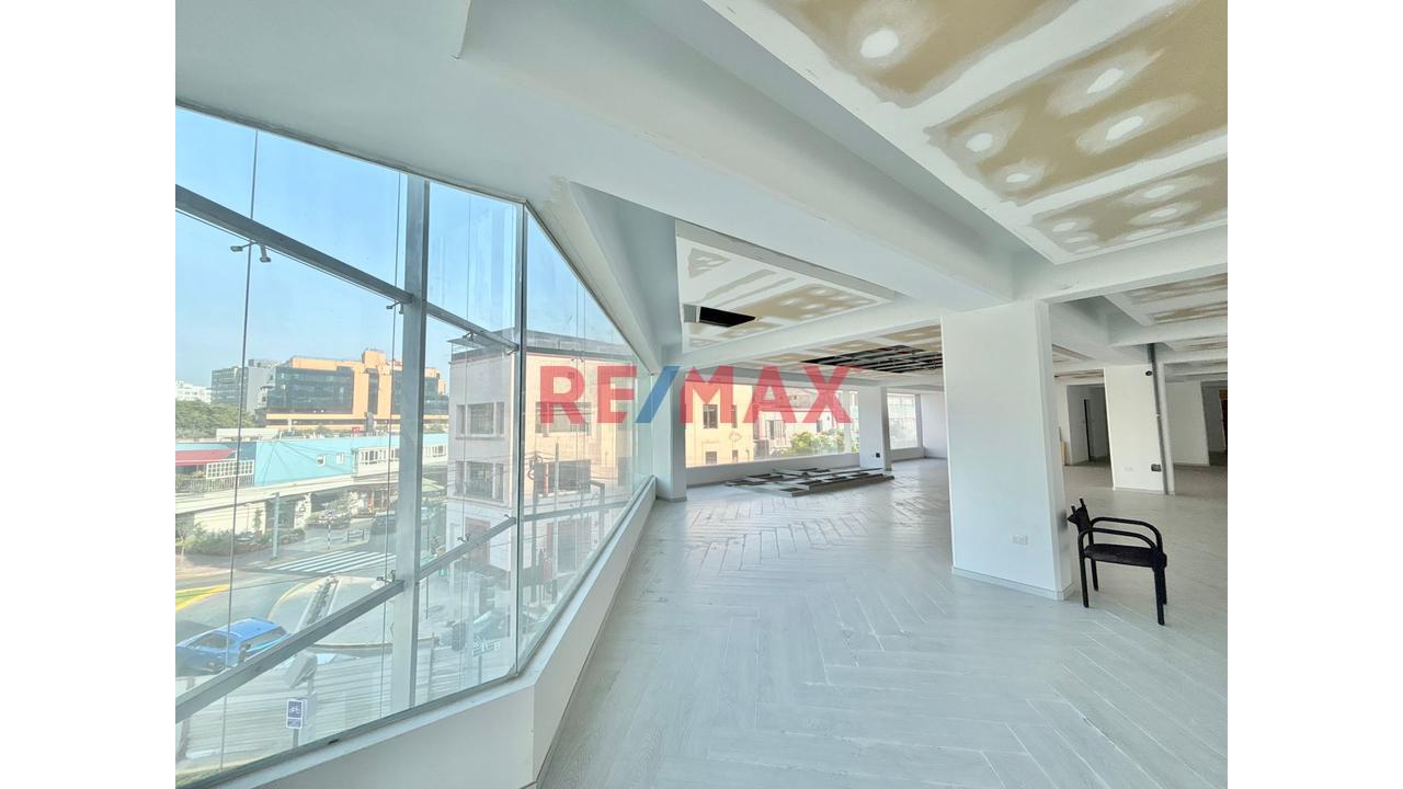 Local Comercial De 2,3 Y 4To Piso En Esquina Ovalo De San Isidro - 14