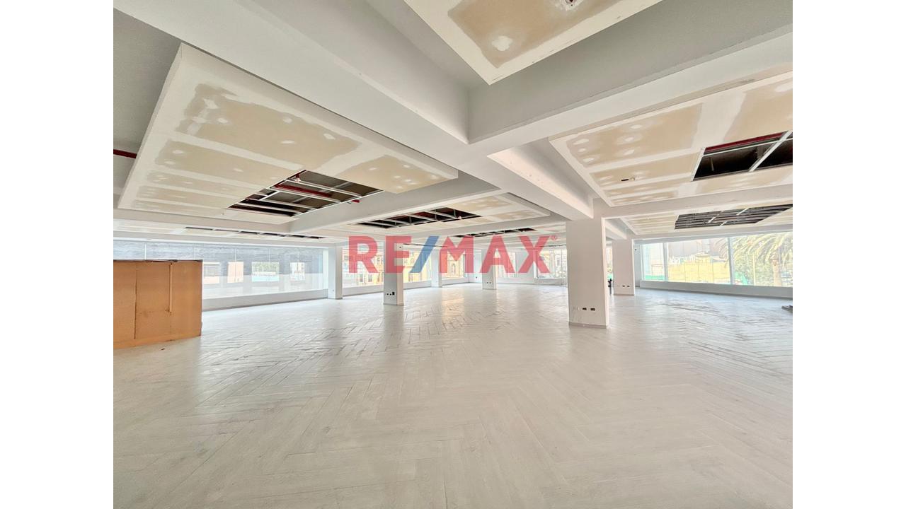 Local Comercial De 2,3 Y 4To Piso En Esquina Ovalo De San Isidro - 4