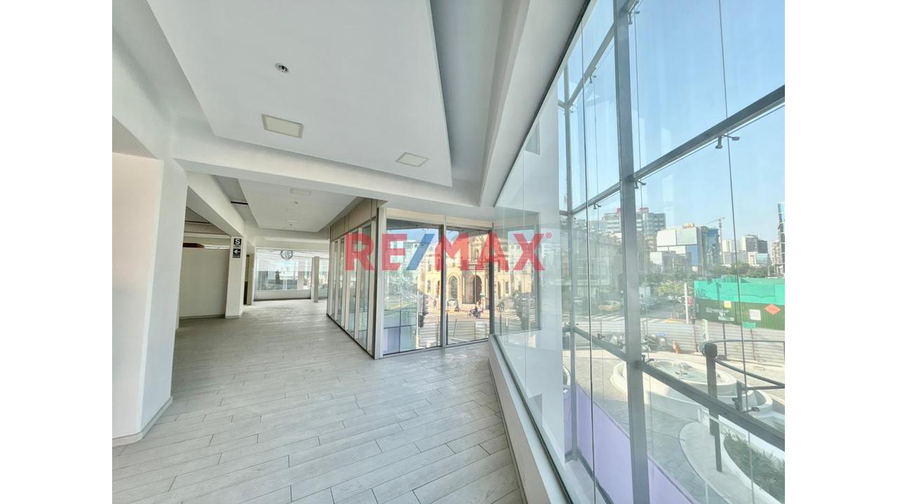 Local Comercial De 2,3 Y 4To Piso En Esquina Ovalo De San Isidro - 6