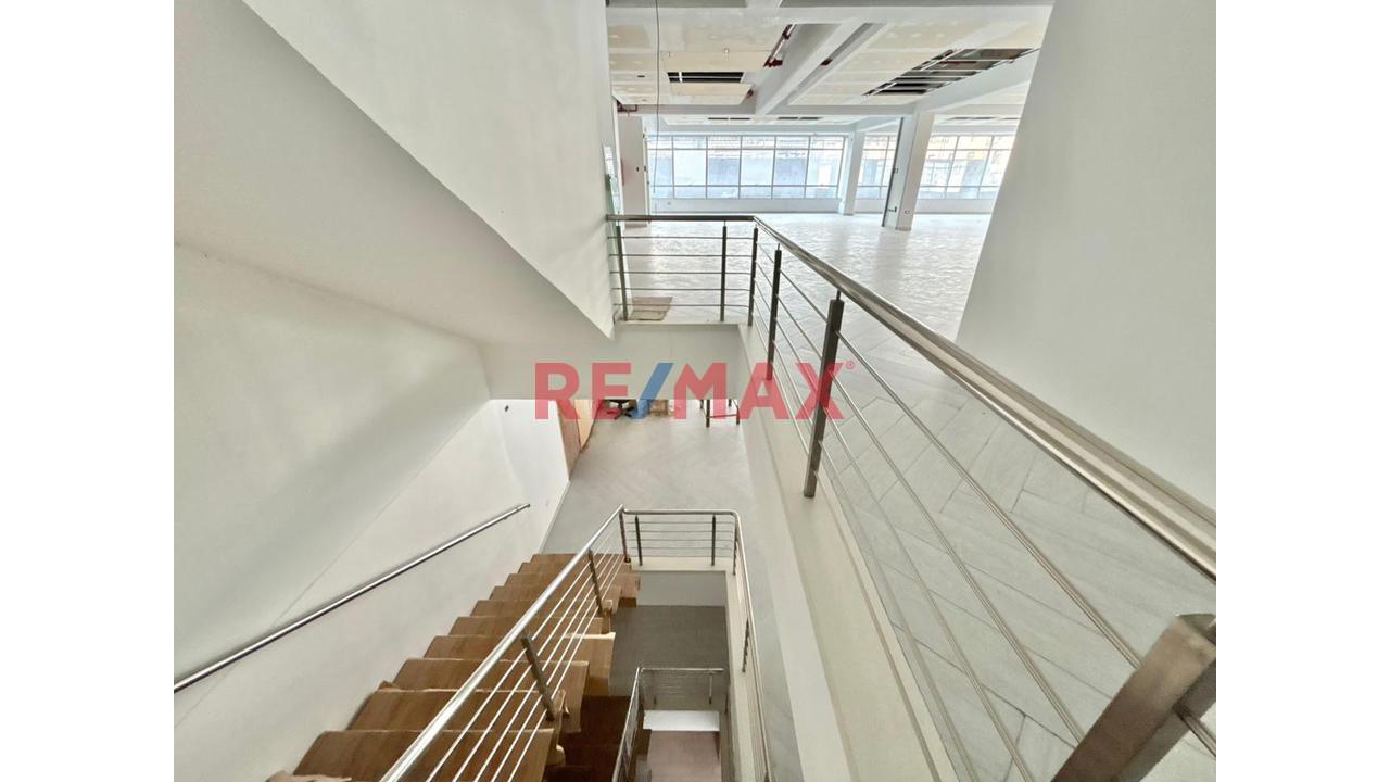 Local Comercial De 2,3 Y 4To Piso En Esquina Ovalo De San Isidro - 5