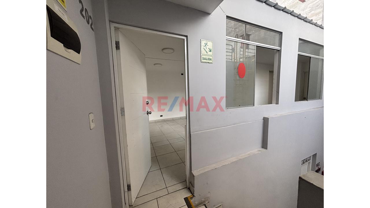 Oficinas O Local Comercial En Avenida Angamos - 3