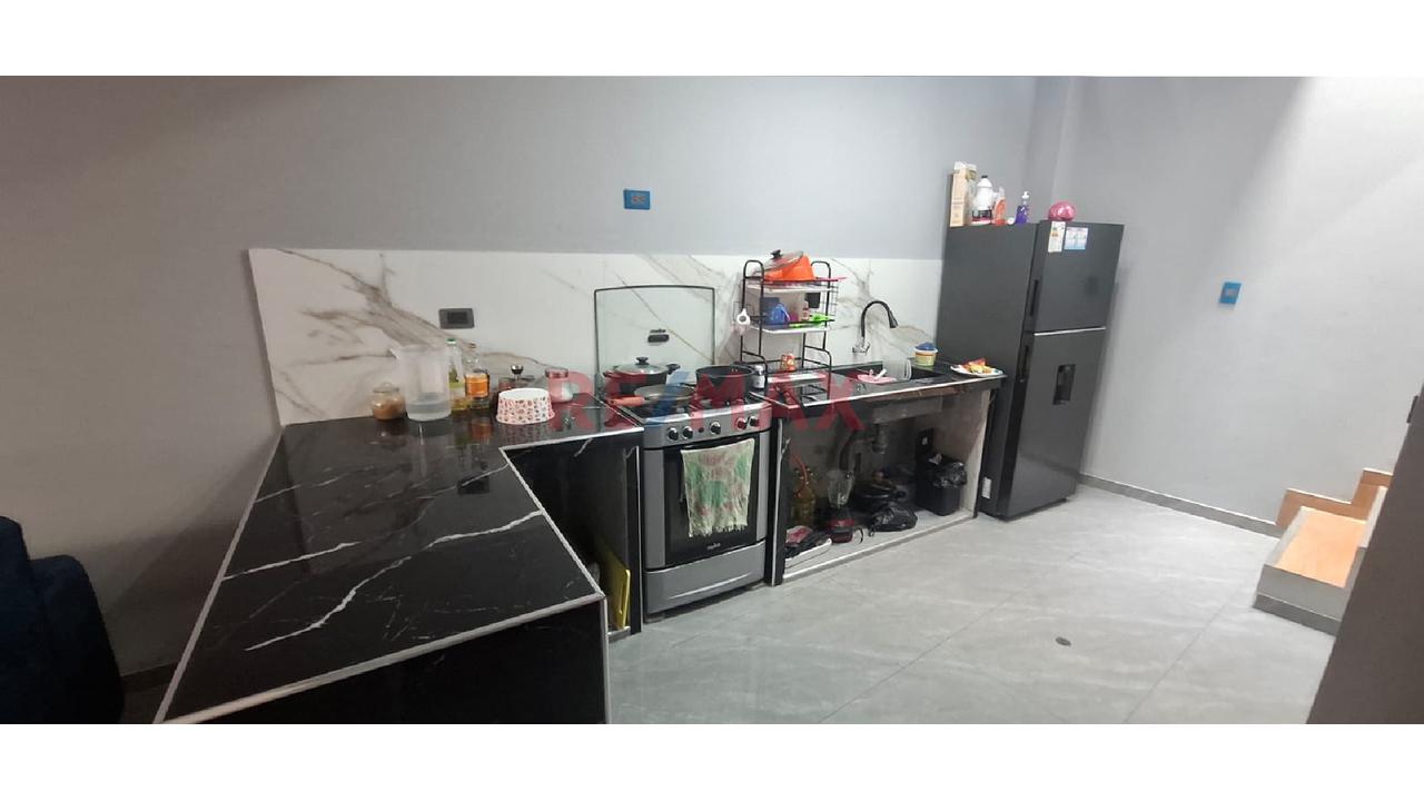 Ocasion Linda Casa De Dos Pisos A 3 Cuadras Del Mall De Sjl — foto 4
