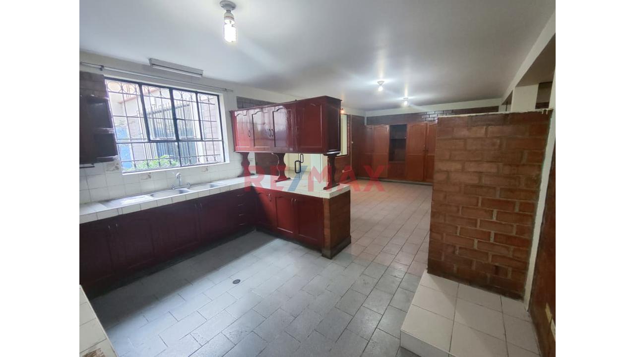 Alquiler De Casa Comercial O Edificio Para Oficinas En San Juan De Lurigancho - 4
