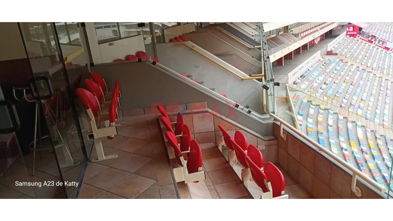 Palco En Tribuna Occidente En El Estadio Monumental De Universitario Deportes - 13
