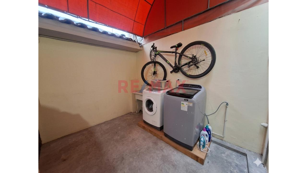 En Venta Acogedora Casa En Comas Con Cochera + Balcón + Aires — foto 11