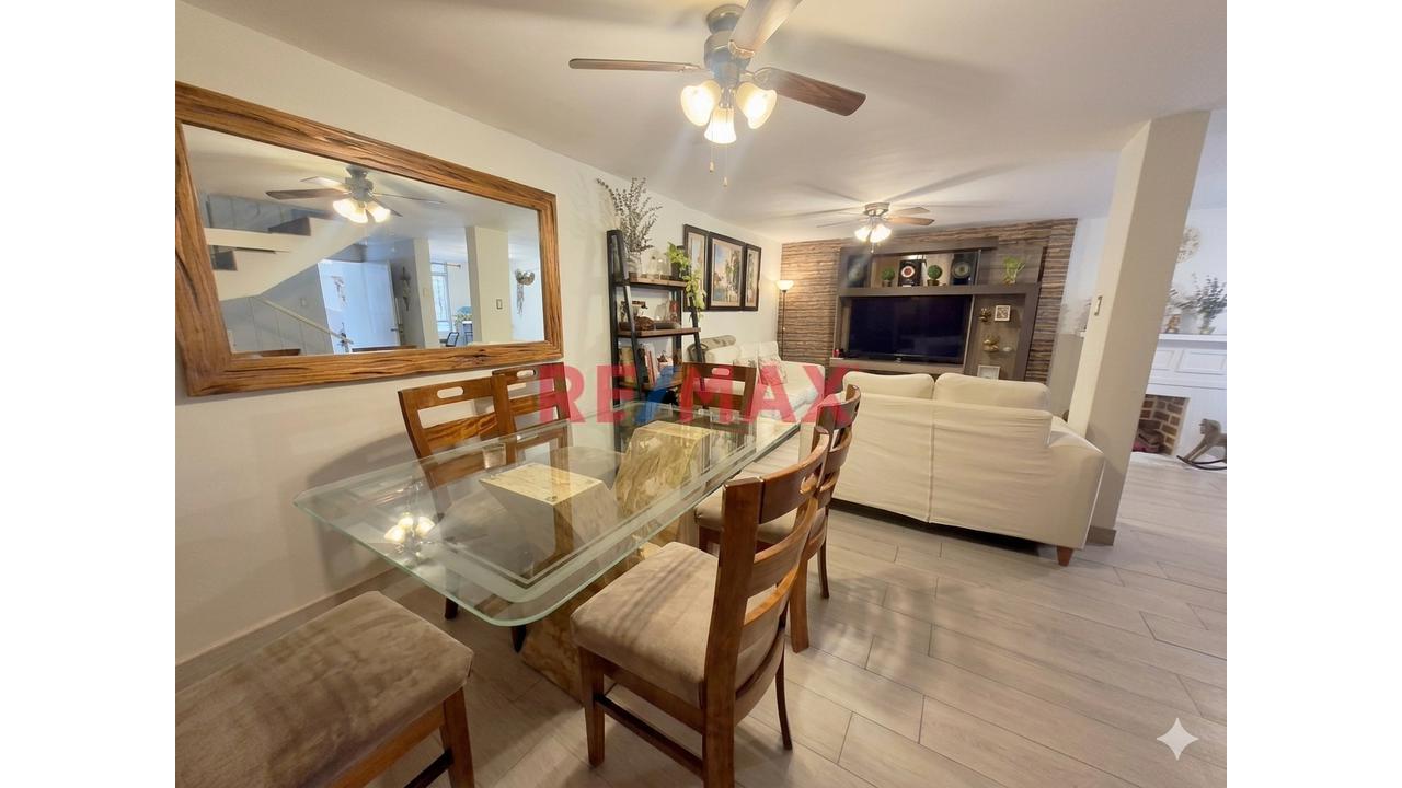 En Venta Acogedora Casa En Comas  Con Cochera + Balcón + Aires