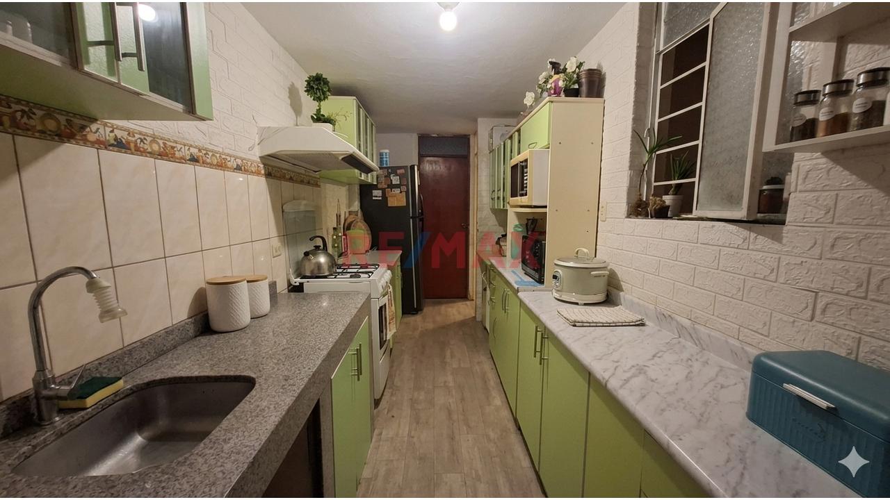 En Venta Acogedora Casa En Comas Con Cochera + Balcón + Aires — foto 5