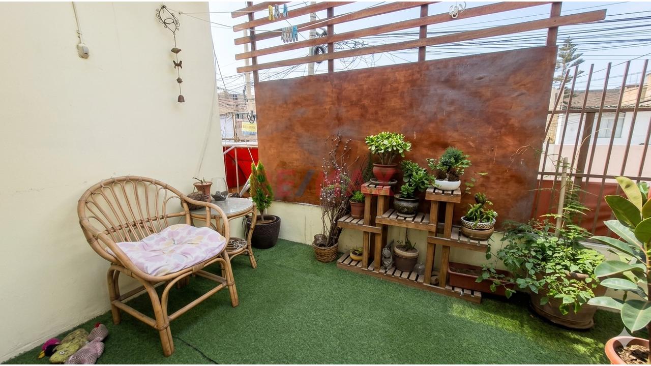 En Venta Acogedora Casa En Comas Con Cochera + Balcón + Aires — foto 3