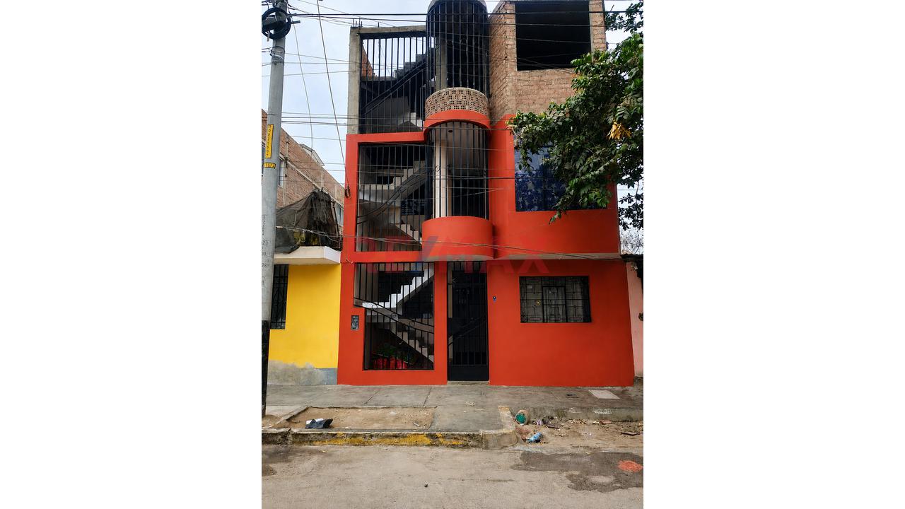 Venta De Casa 3 Pisos En Laredo - 2