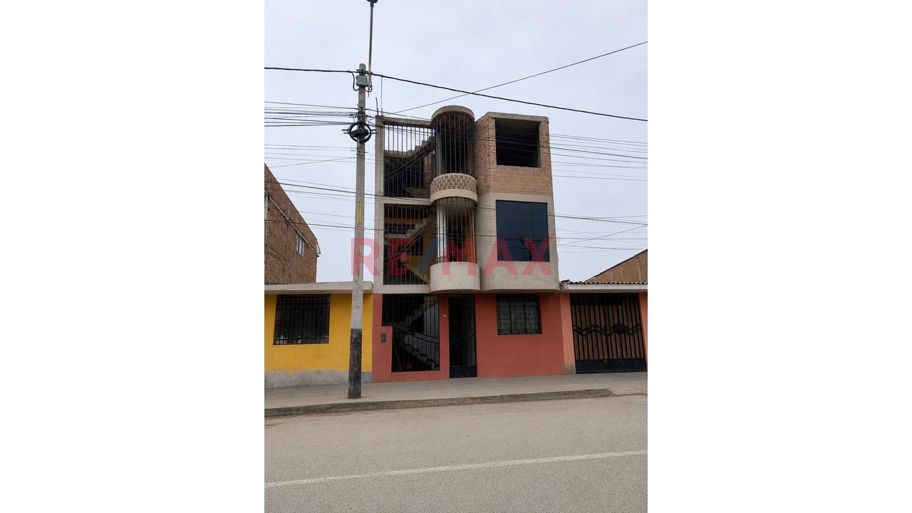 Venta De Casa 3 Pisos En Laredo - 1