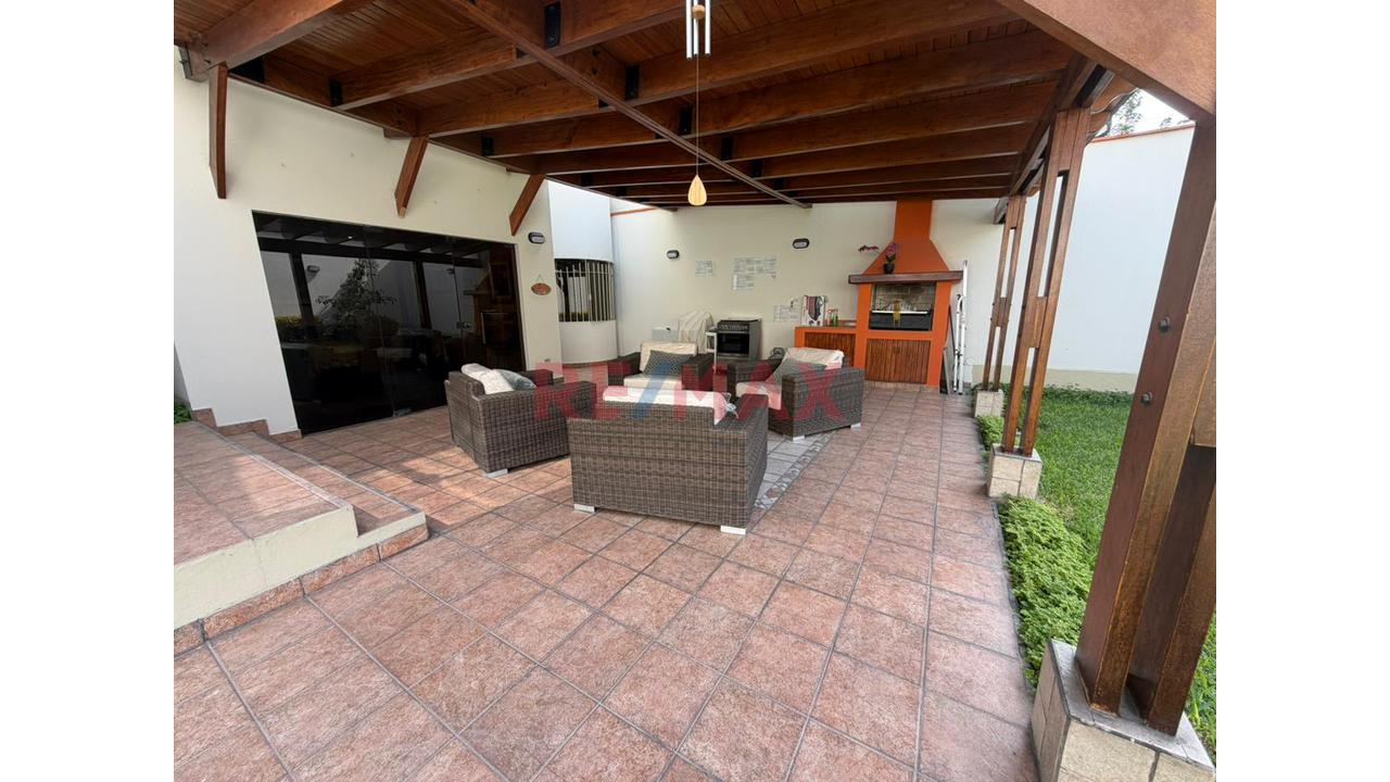 Venta De Hermosa Casa Con Piscina Frente A Parque, La Molina - 8