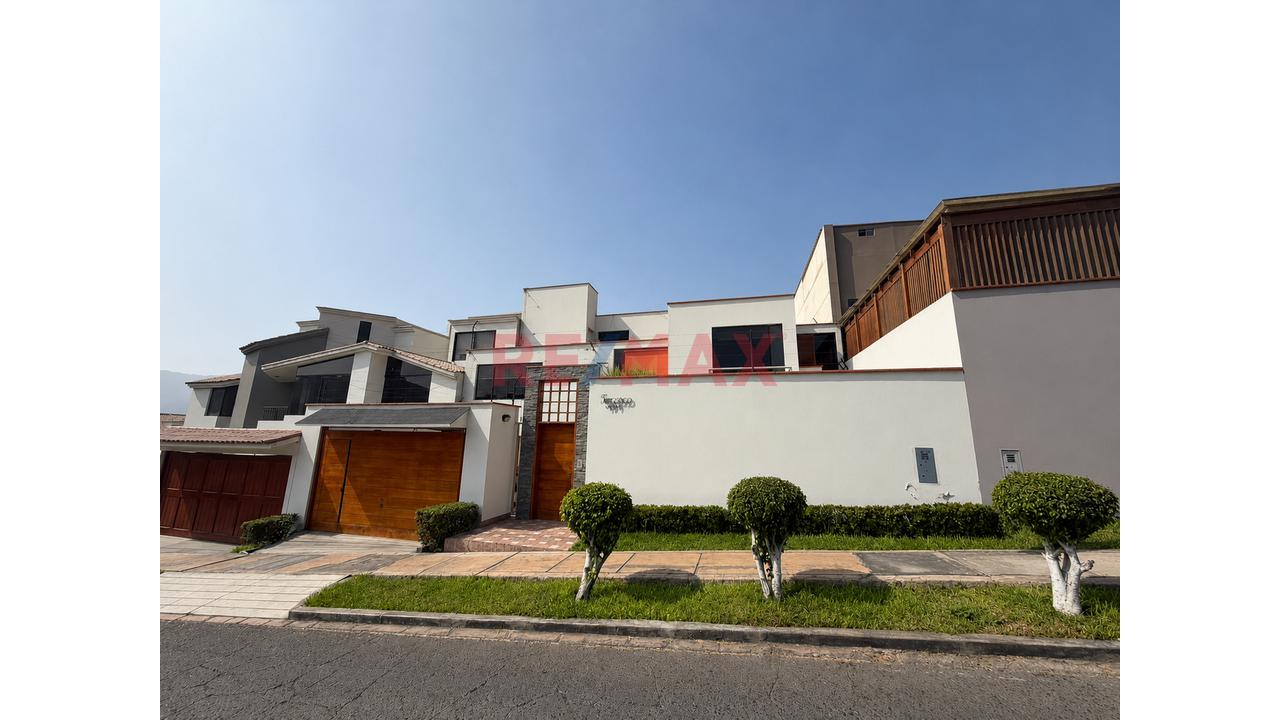 Venta De Hermosa Casa Con Piscina Frente A Parque, La Molina - 2