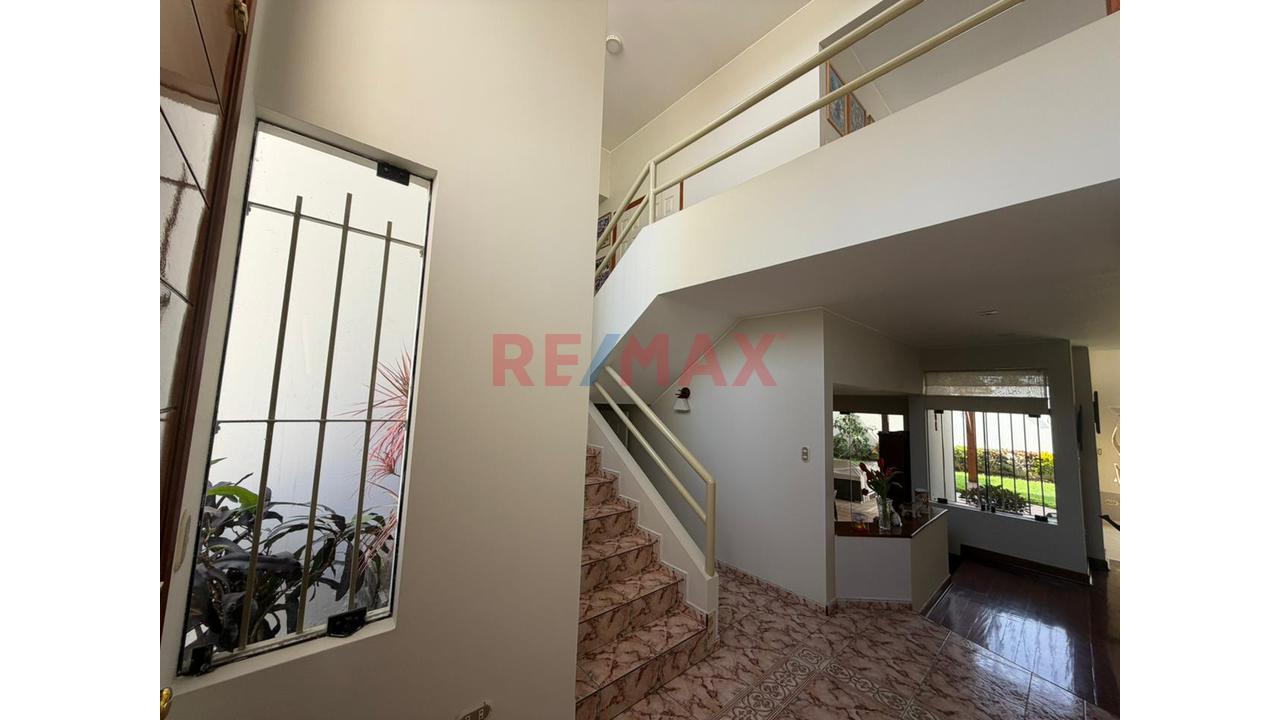 Venta De Hermosa Casa Con Piscina Frente A Parque, La Molina - 11