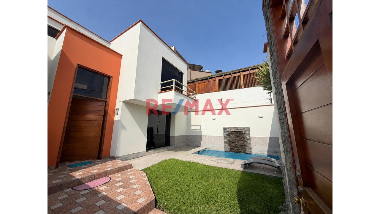 Venta De Hermosa Casa Con Piscina Frente A Parque, La Molina - 1
