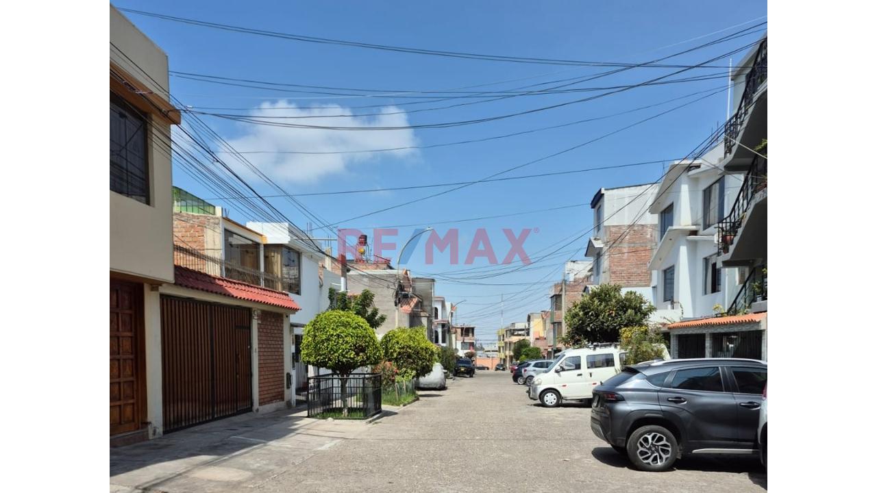 Departamento En Venta – 4To Piso, Zona Estratégica, Ubicado Al Costado De La Universidad San Martín De Porras — foto 2