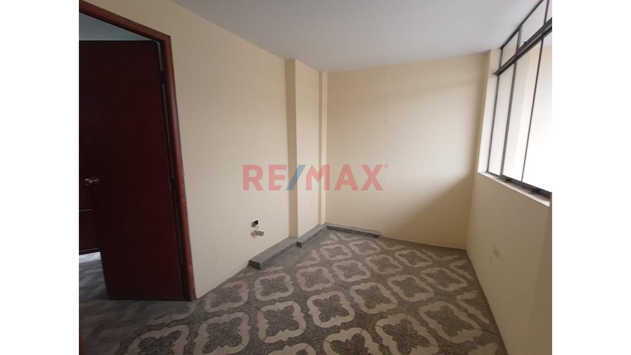 Vendo Amplia Propiedad De 4 Pisos De 428M² Con Piscina Y Jardín — foto 8