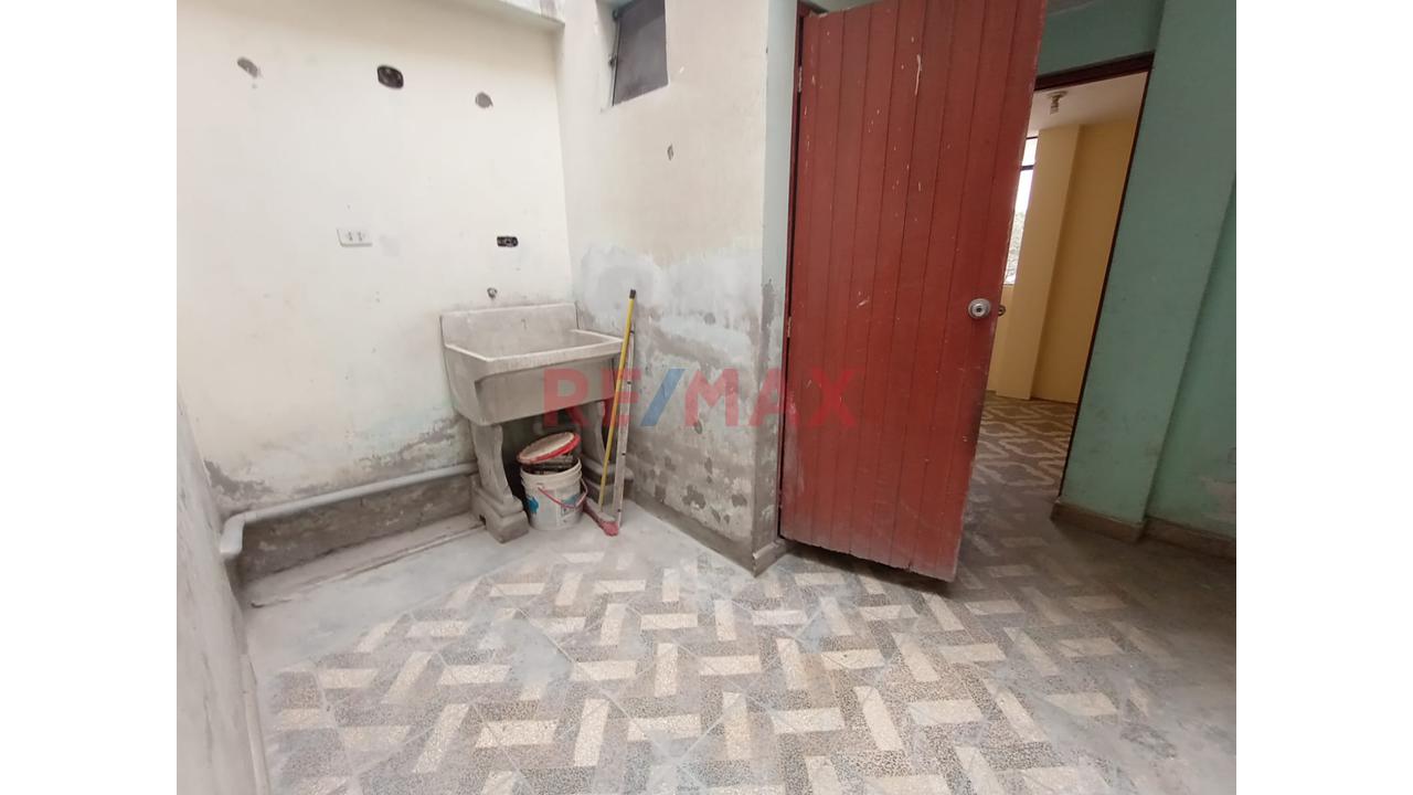 Vendo Amplia Propiedad De 4 Pisos De 428M² Con Piscina Y Jardín — foto 13