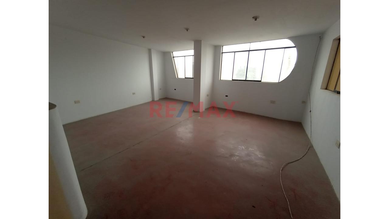 Vendo Amplia Propiedad De 4 Pisos De 428M² Con Piscina Y Jardín — foto 3