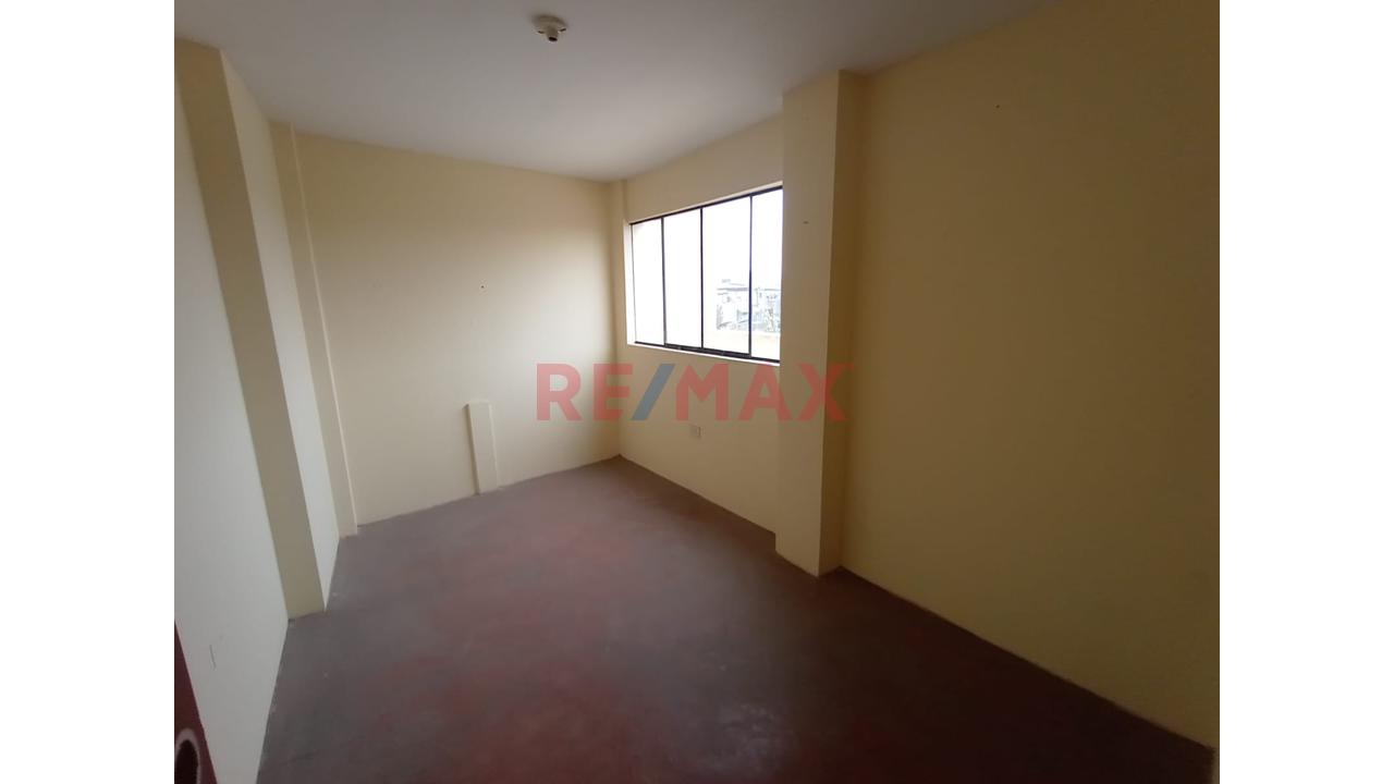 Vendo Amplia Propiedad De 4 Pisos De 428M² Con Piscina Y Jardín — foto 7