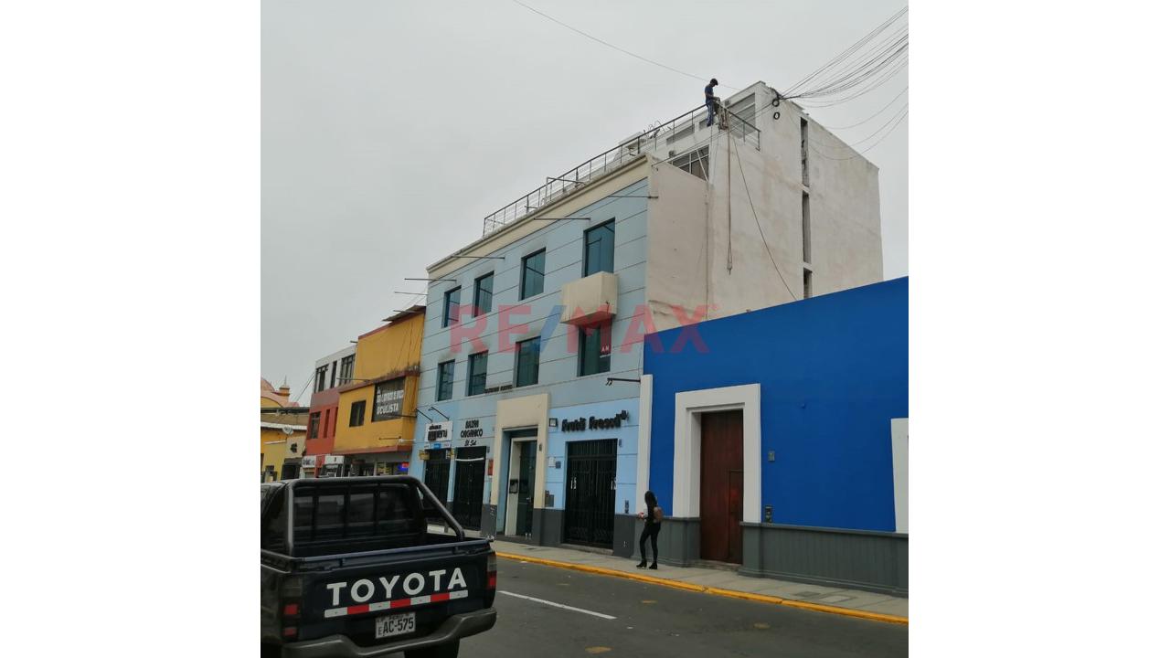 Se Vente Edificio Frente Al Banco De La Nacion - Centro / Oficinas Con Departamento - 1