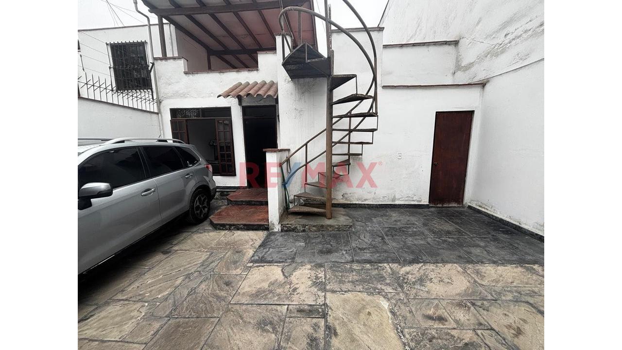 Casa Como Terreno En Venta – Surco | 200 M² | Excelente Ubicación Frente A Parque — foto 6