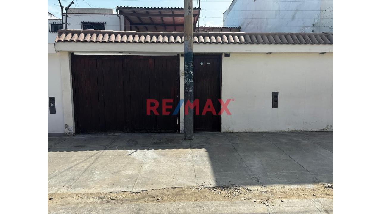 Casa Como Terreno En Venta – Surco | 200 M² | Excelente Ubicación Frente A Parque