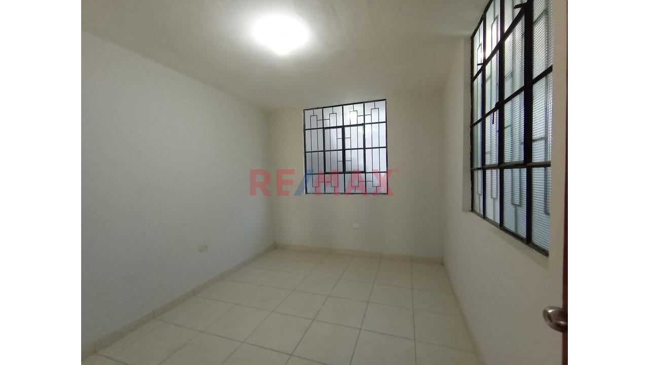 Alquiler De Departamento En 1Er Piso Con Cochera Urbanizacion El Bosque — foto 10