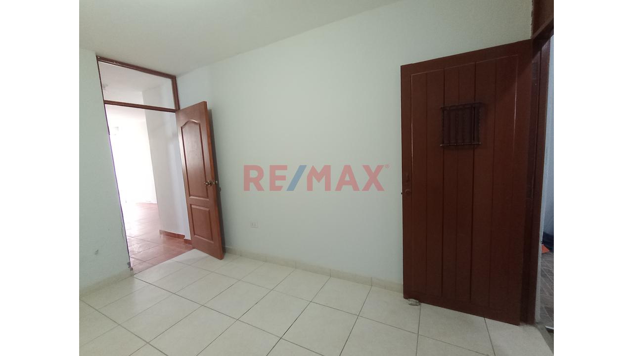 Alquiler De Departamento En 1Er Piso Con Cochera Urbanizacion El Bosque — foto 8