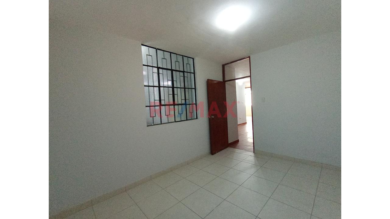 Alquiler De Departamento En 1Er Piso Con Cochera Urbanizacion El Bosque — foto 7