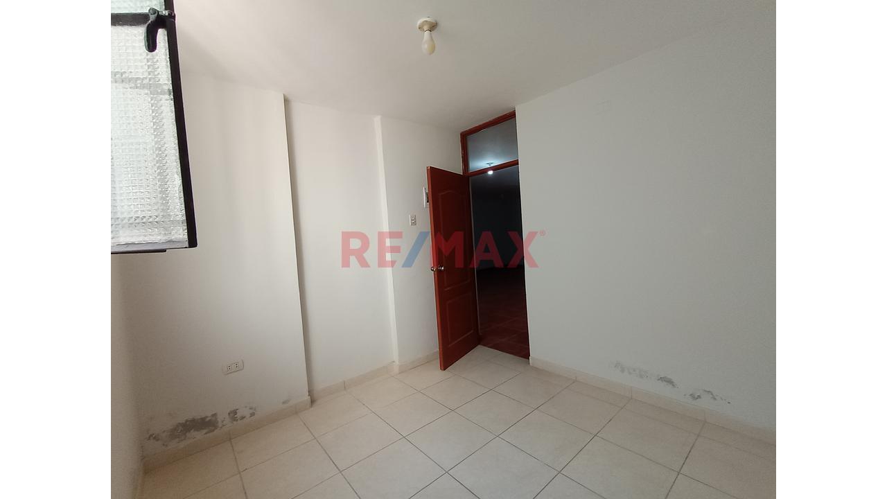 Alquiler De Departamento En 1Er Piso Con Cochera Urbanizacion El Bosque — foto 2