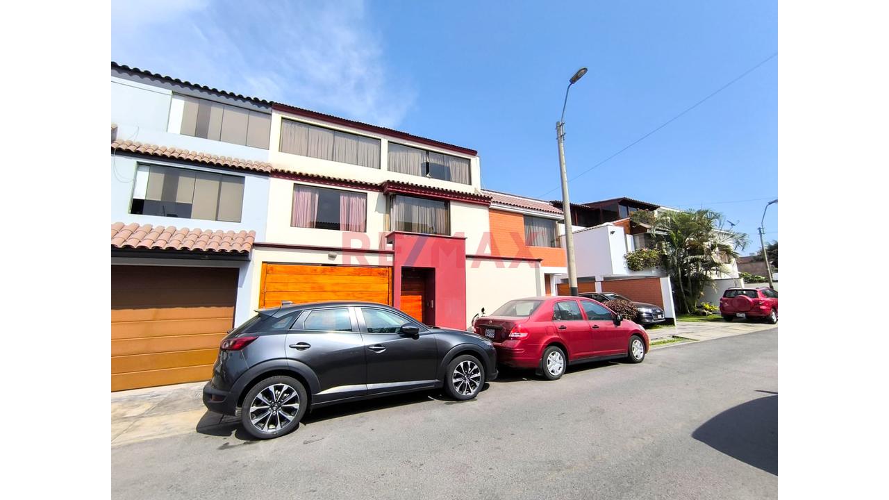 Venta De Casa De 4 Piso En Santiago De Surco De 149M2 Con Cochera - 1