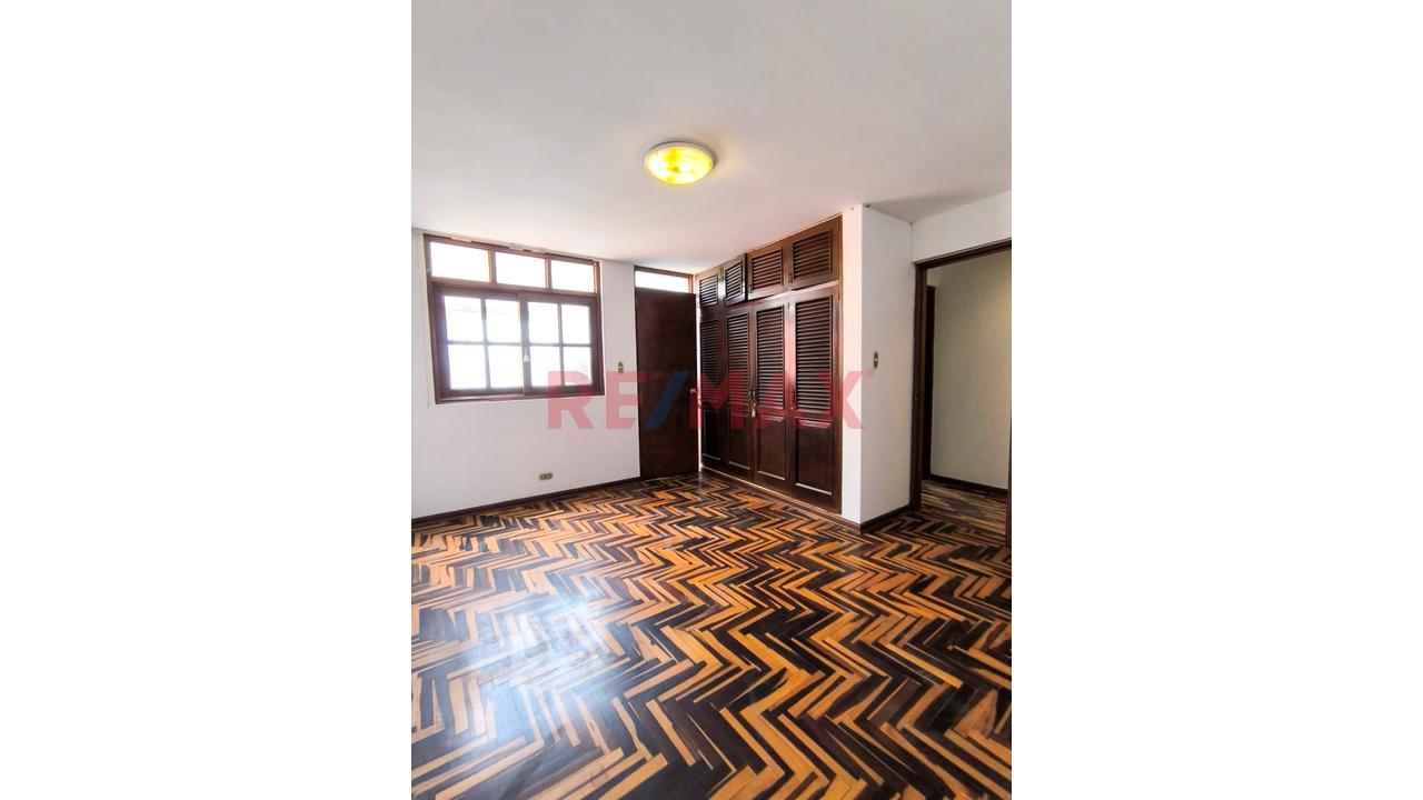 Venta De Casa De 3 Pisos En Santiago De Surco De 200M2 - 18